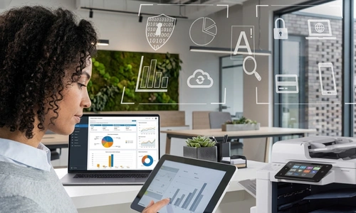 experta diseñando plan de ahorro y optimización de impresión